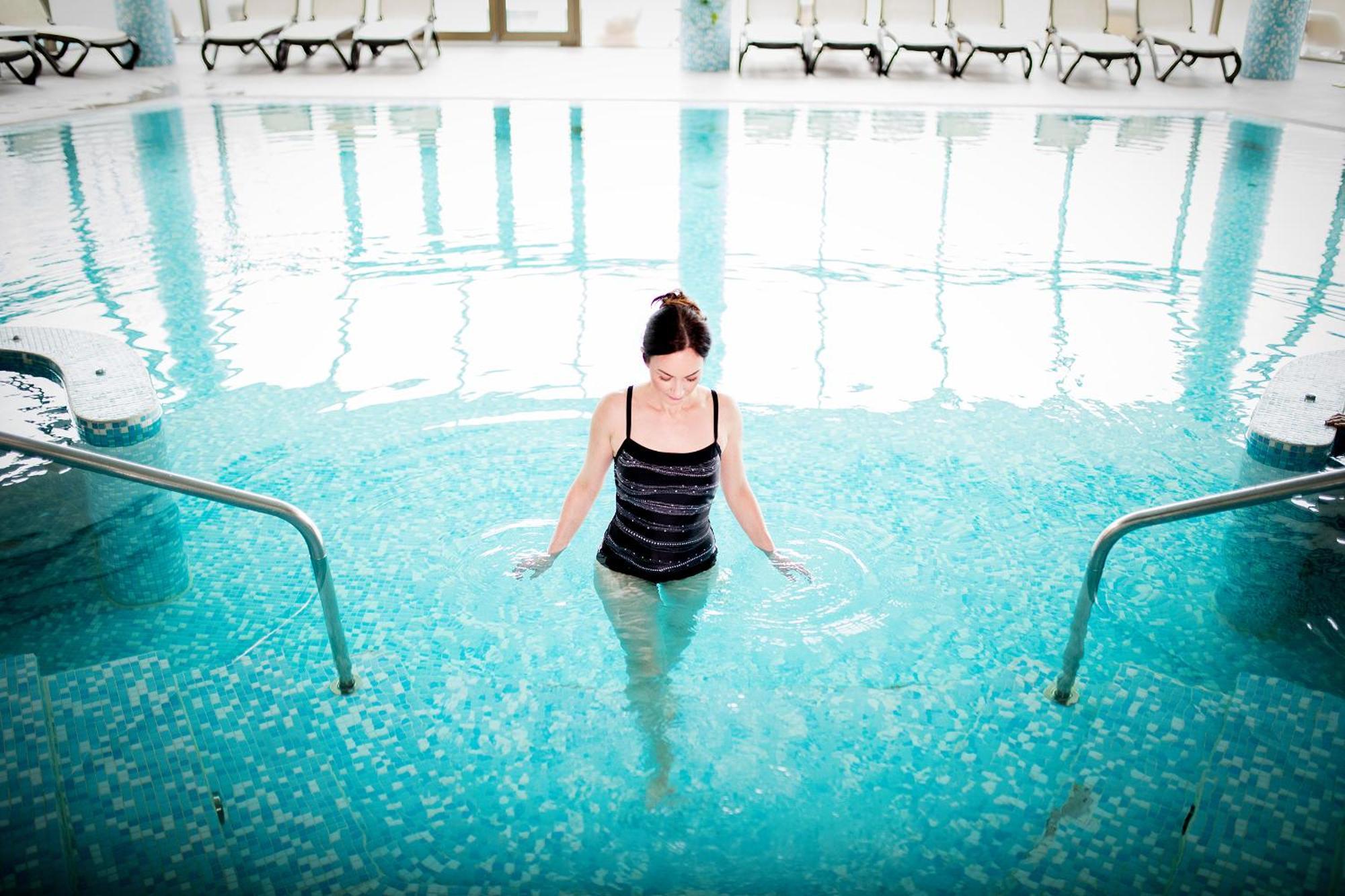 Hotel Premier Aqua - Adults Only Vrdnik Exterior photo A woman in a swimming pool