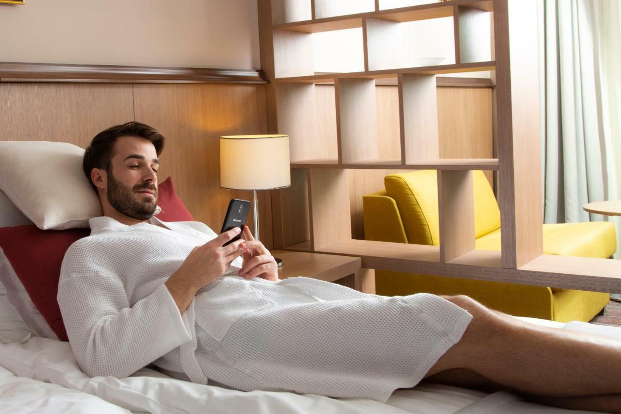 Hotel Premier Aqua - Adults Only Vrdnik Exterior photo A man wearing a bathrobe